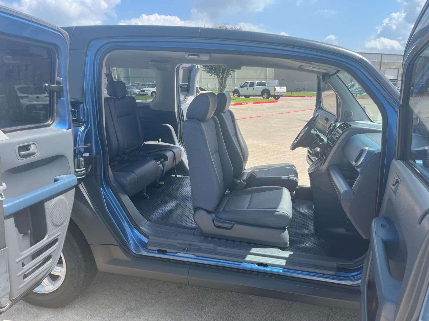2006 blue /gray Honda Element LX 2WD AT (5J6YH18336L) with an 2.4L L4 DOHC 16V engine, 4-Speed Automatic Overdrive transmission, located at 14700 Tomball Parkway 249, Houston, TX, 77086, (281) 444-2200, 29.928619, -95.504074 - Photo#12